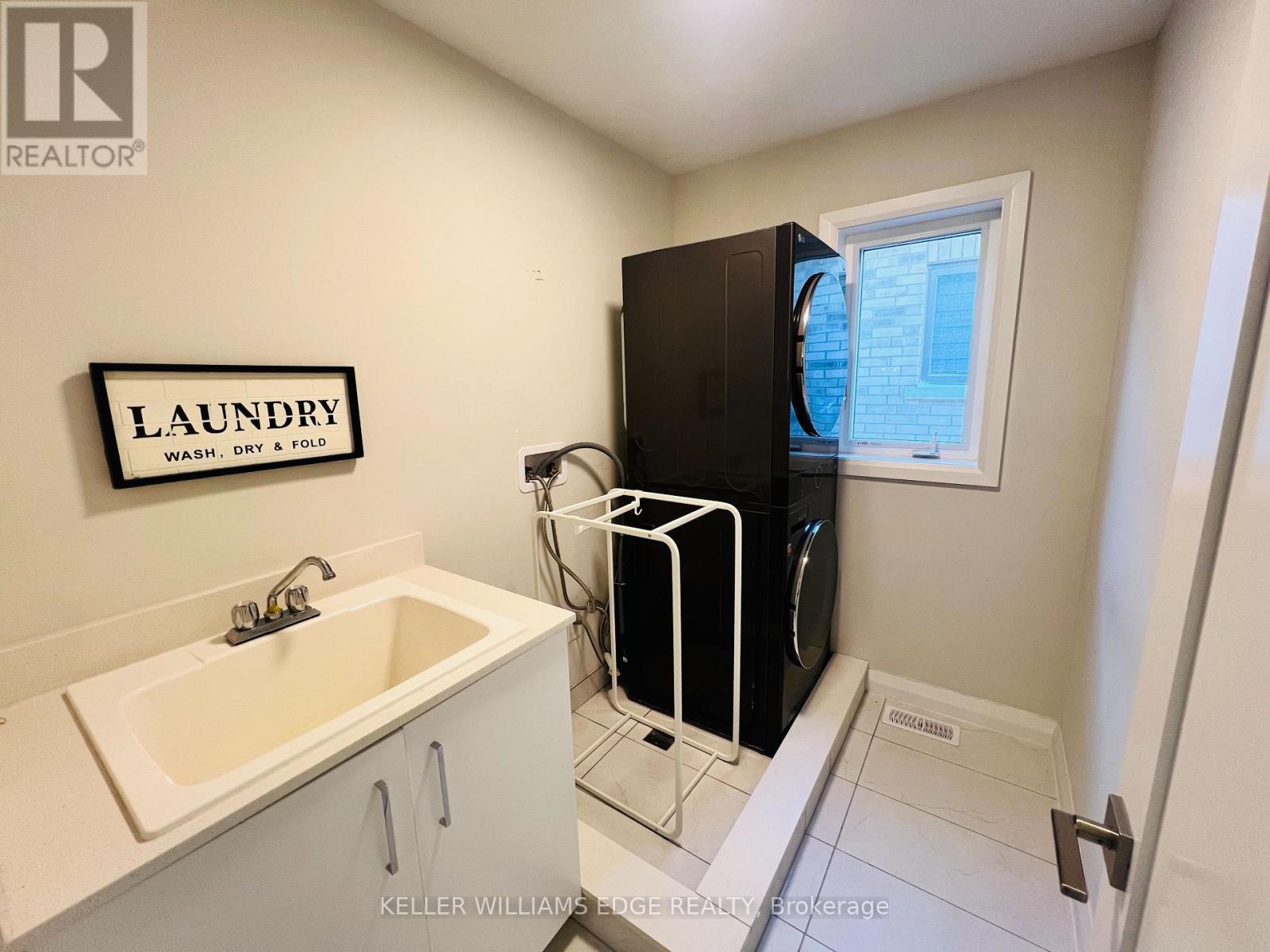 11 Cherry Blossom Heights, Hamilton, ON - Indoor Photo Showing Bathroom