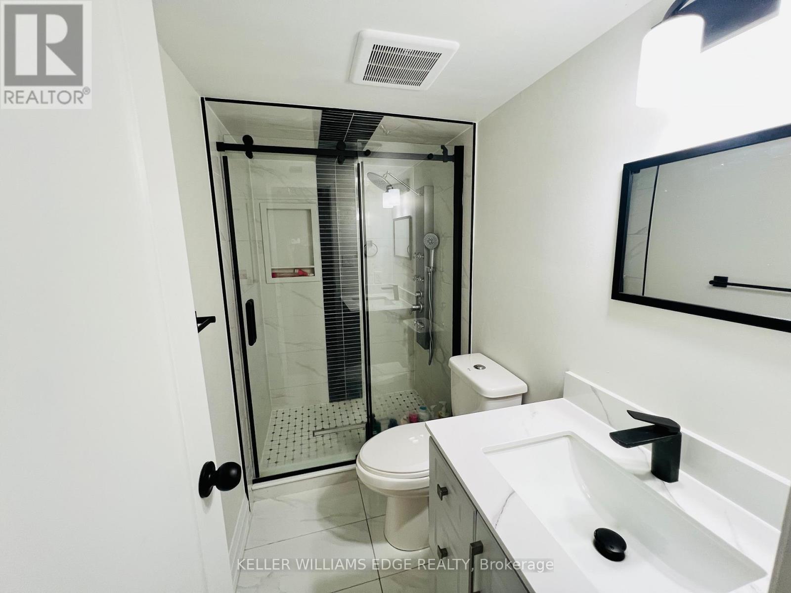 11 Cherry Blossom Heights, Hamilton, ON - Indoor Photo Showing Bathroom