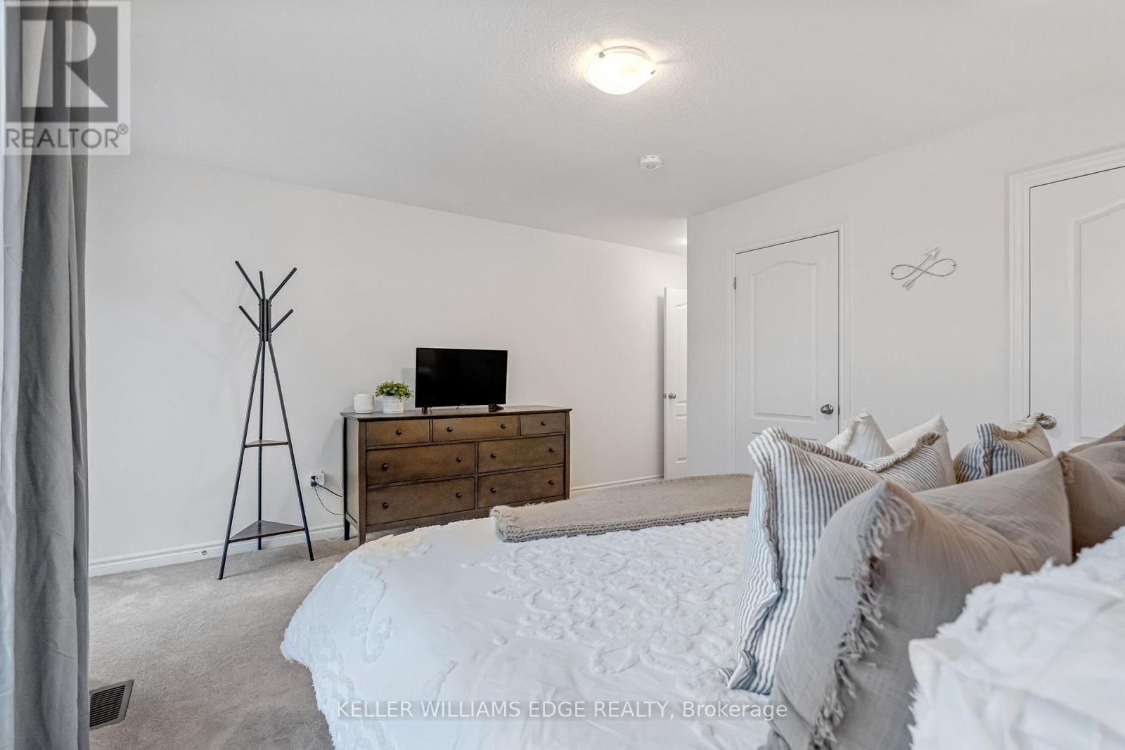 21 - 383 Dundas Street E, Hamilton, ON - Indoor Photo Showing Bedroom