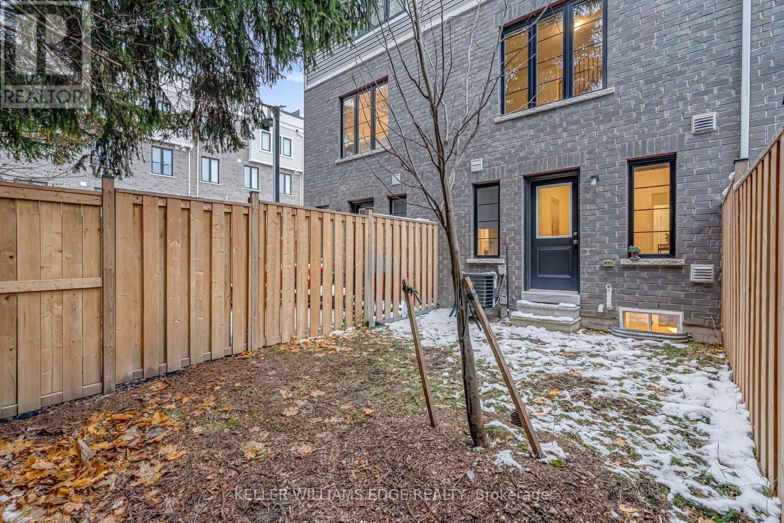 21 - 383 Dundas Street E, Hamilton, ON - Outdoor