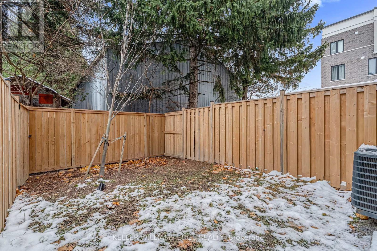 21 - 383 Dundas Street E, Hamilton, ON - Outdoor