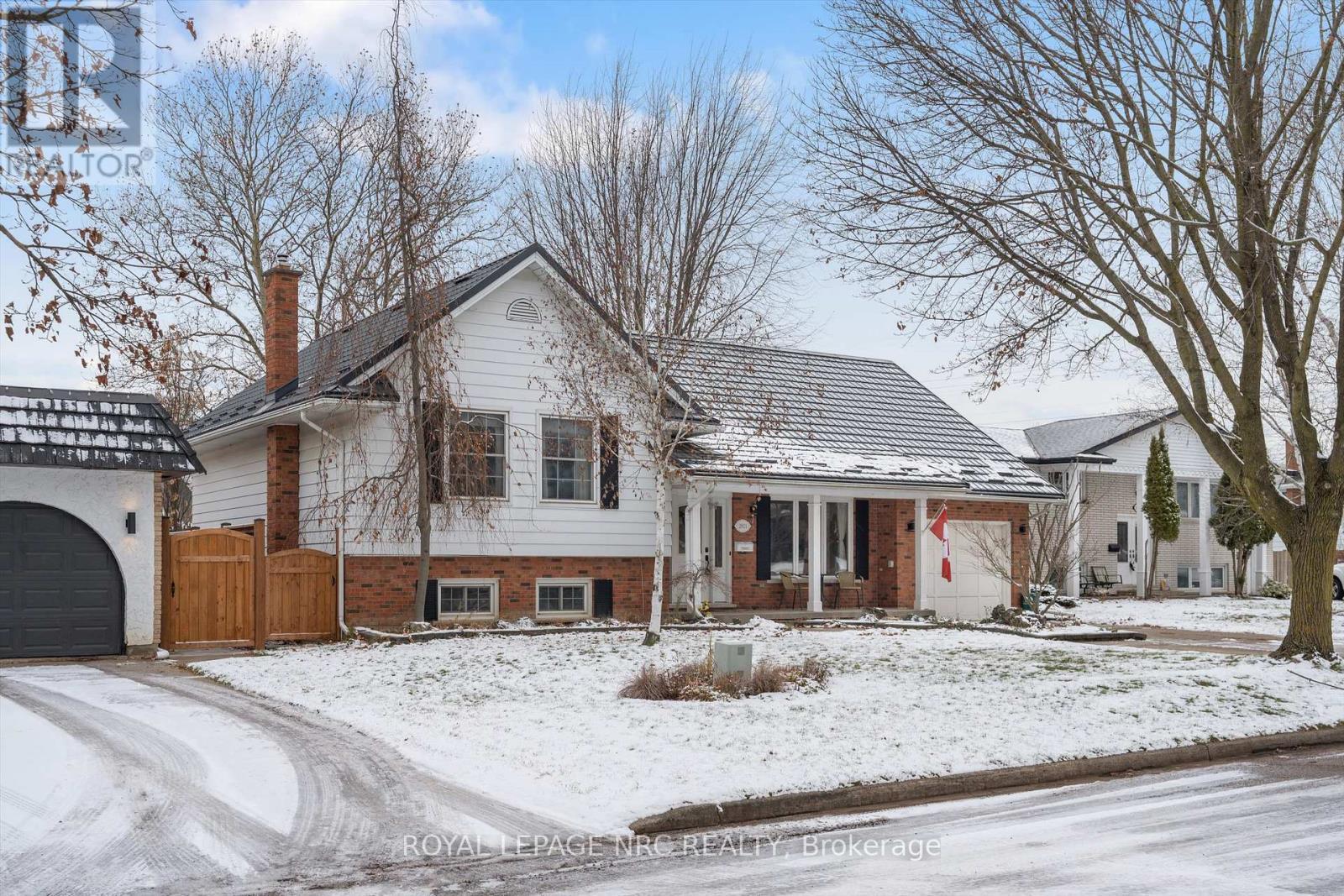 2821 Solar Crescent, Niagara Falls (Stamford), ON - Outdoor With Facade