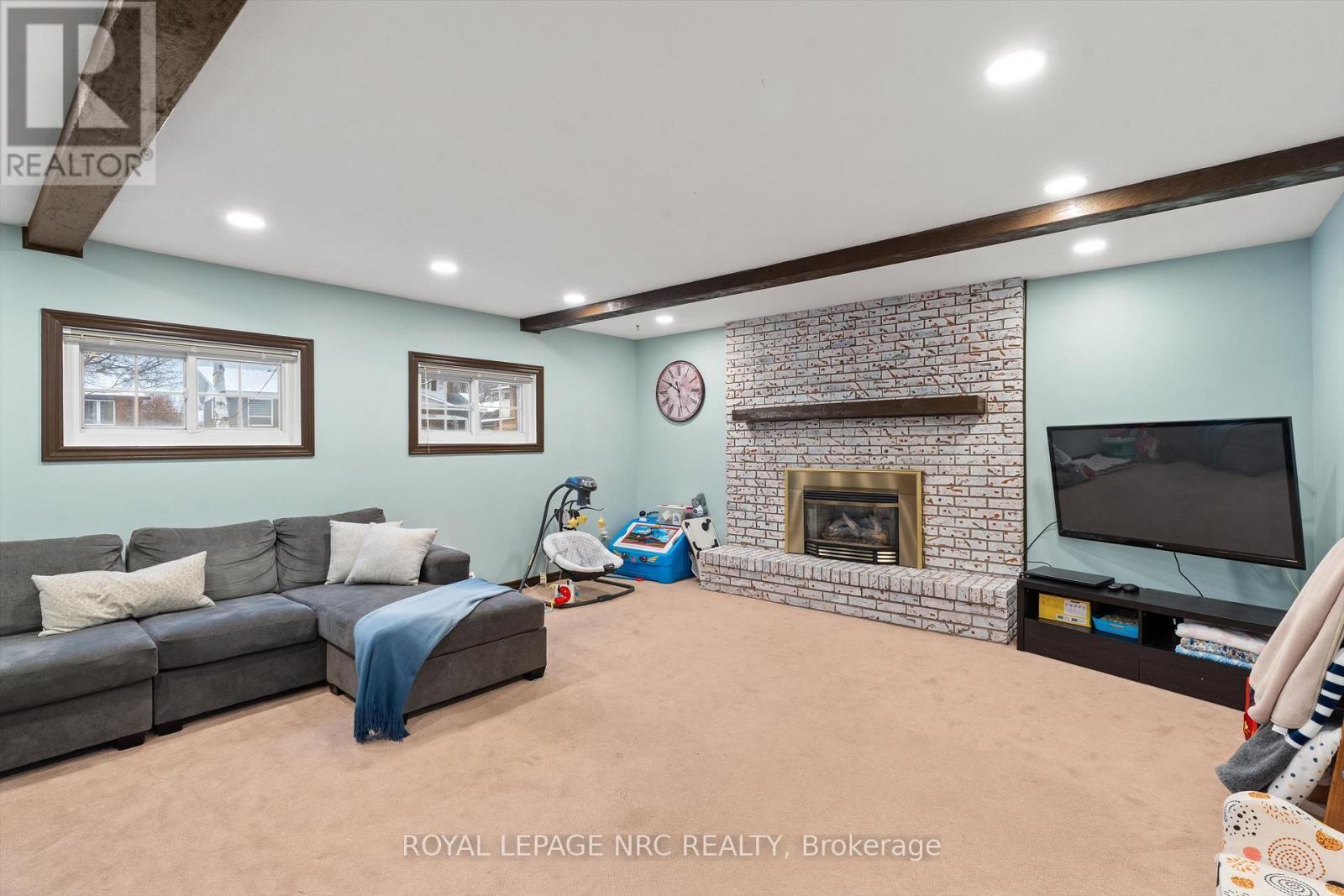 2821 Solar Crescent, Niagara Falls (Stamford), ON - Indoor With Fireplace