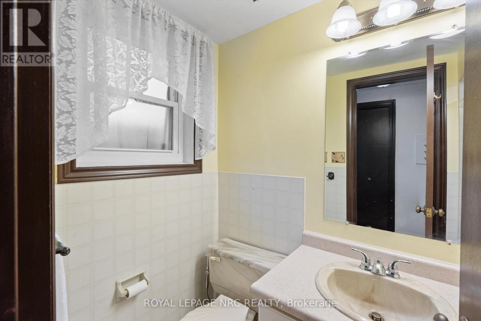 2821 Solar Crescent, Niagara Falls (Stamford), ON - Indoor Photo Showing Bathroom