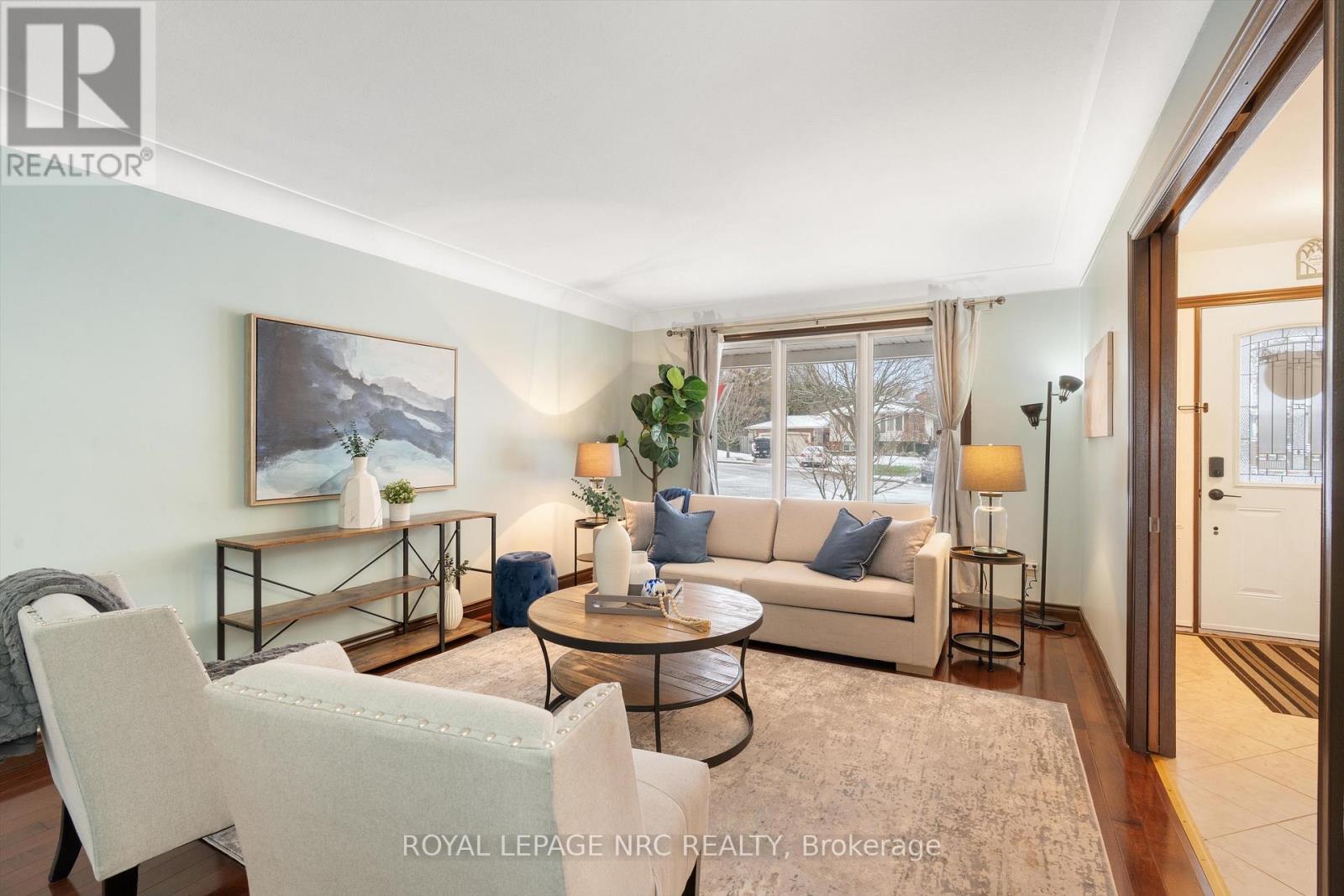2821 Solar Crescent, Niagara Falls (Stamford), ON - Indoor Photo Showing Living Room