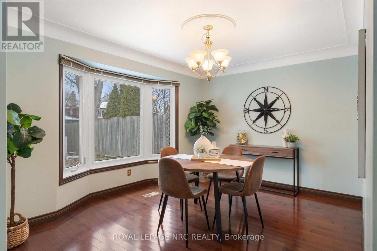 2821 Solar Crescent, Niagara Falls (Stamford), ON - Indoor Photo Showing Dining Room