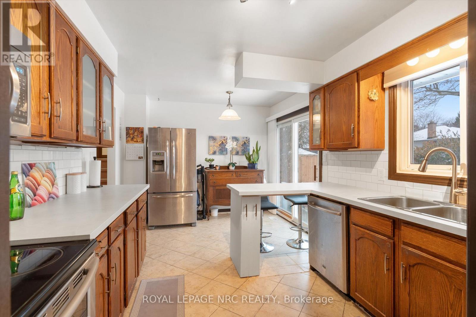 2821 Solar Crescent, Niagara Falls (Stamford), ON - Indoor Photo Showing Kitchen With Double Sink