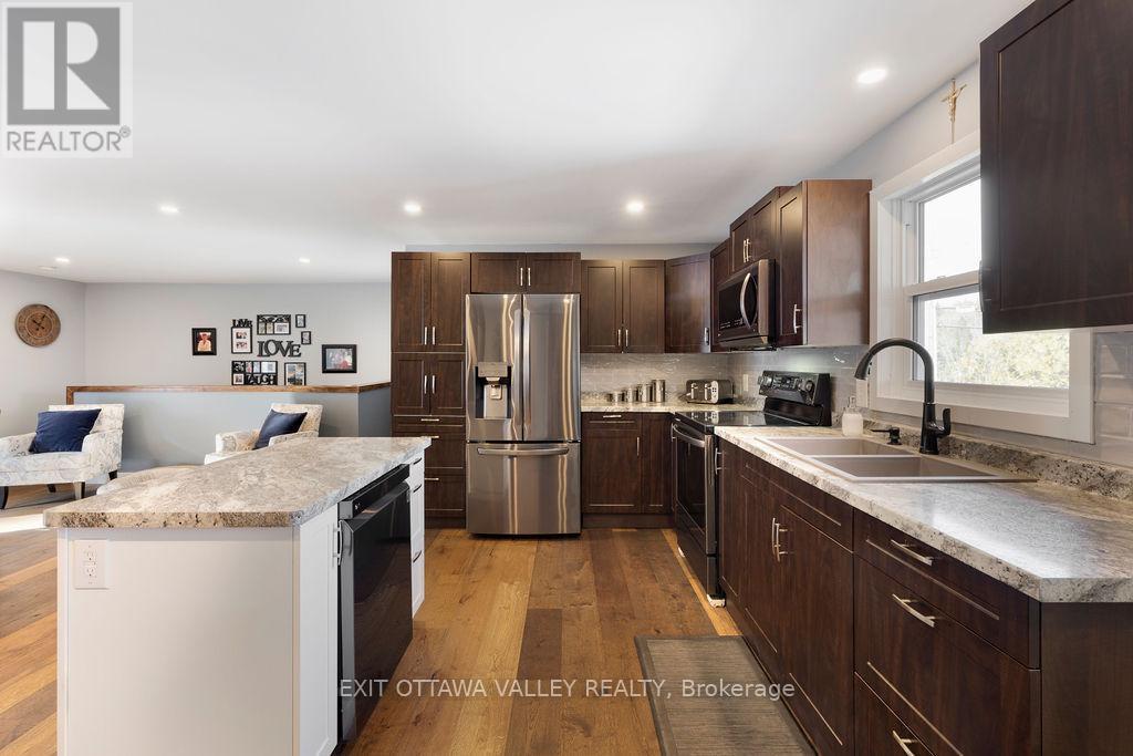 39090 Combermere Road, Madawaska Valley, ON - Indoor Photo Showing Kitchen With Stainless Steel Kitchen With Double Sink With Upgraded Kitchen