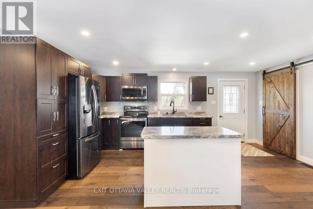 39090 Combermere Road, Madawaska Valley, ON - Indoor Photo Showing Kitchen With Stainless Steel Kitchen With Upgraded Kitchen