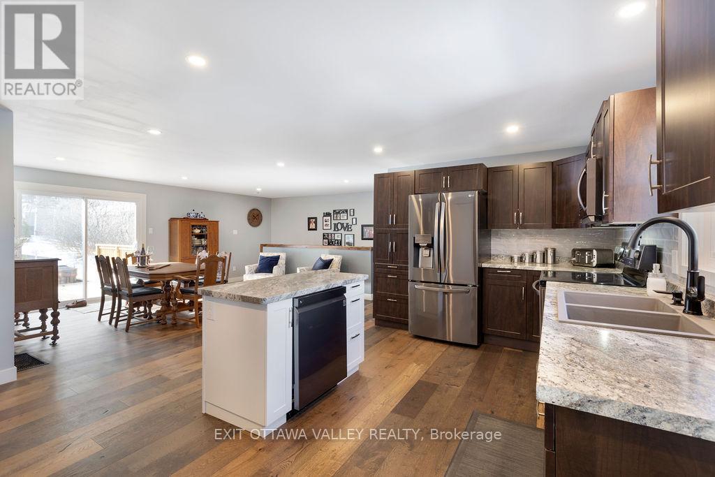 39090 Combermere Road, Madawaska Valley, ON - Indoor Photo Showing Kitchen With Stainless Steel Kitchen With Double Sink With Upgraded Kitchen
