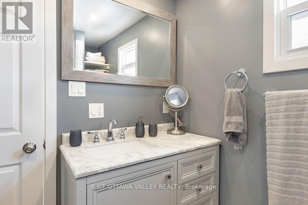 39090 Combermere Road, Madawaska Valley, ON - Indoor Photo Showing Bathroom