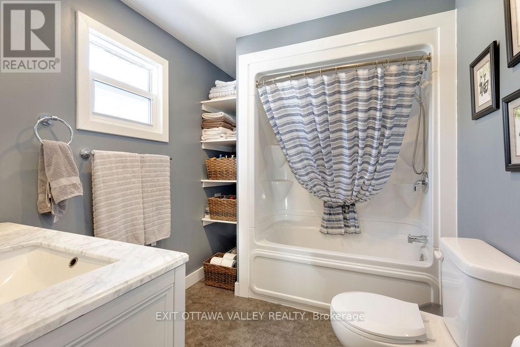 39090 Combermere Road, Madawaska Valley, ON - Indoor Photo Showing Bathroom