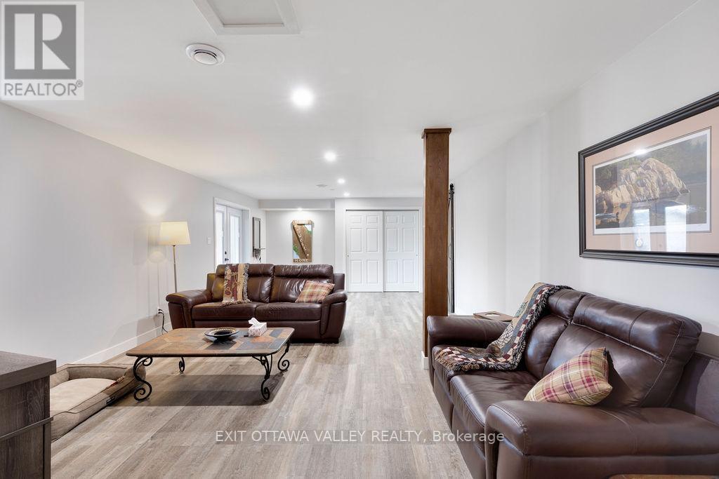 39090 Combermere Road, Madawaska Valley, ON - Indoor Photo Showing Living Room