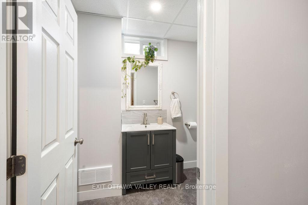 39090 Combermere Road, Madawaska Valley, ON - Indoor Photo Showing Bathroom