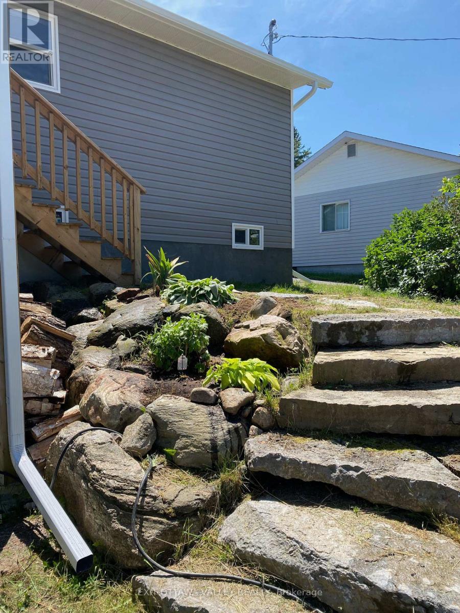 39090 Combermere Road, Madawaska Valley, ON - Outdoor