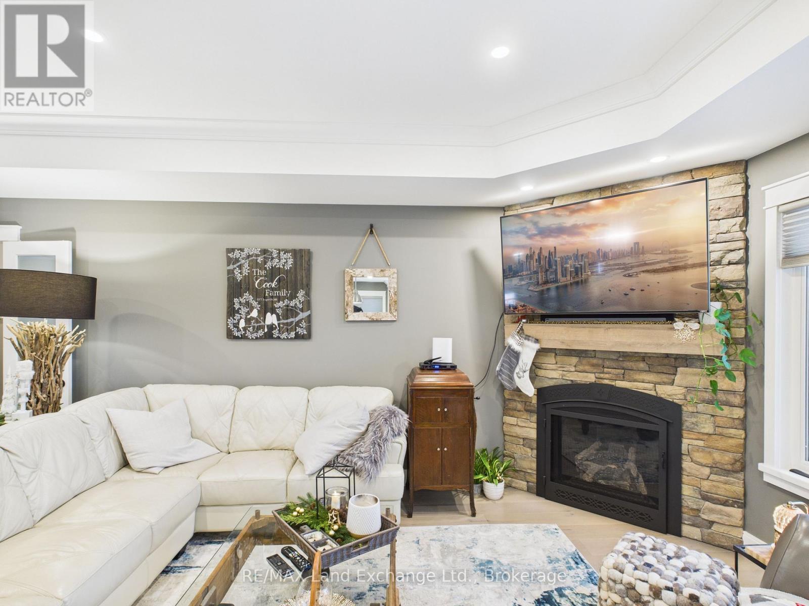 756 Reynolds Drive, Kincardine, ON - Indoor Photo Showing Living Room With Fireplace