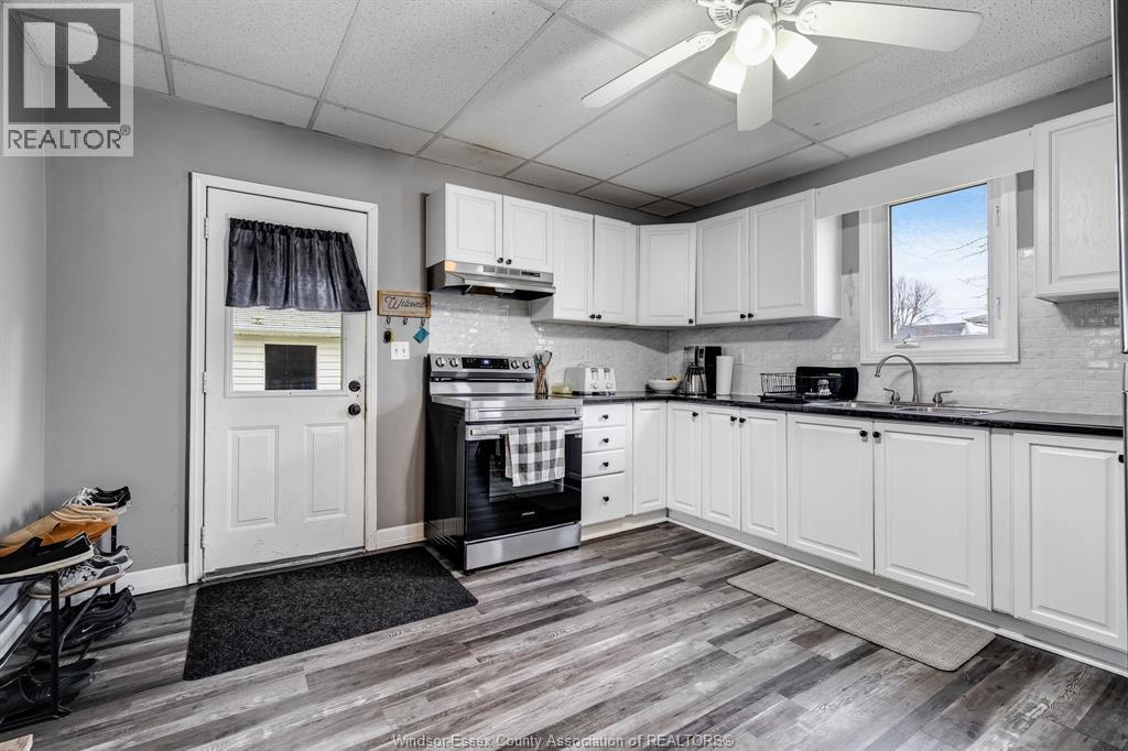 20 Churchill Ave, Leamington, ON - Indoor Photo Showing Kitchen