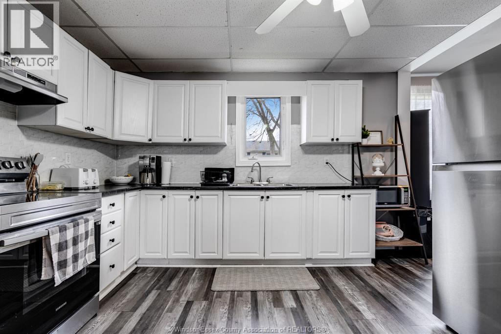 20 Churchill Ave, Leamington, ON - Indoor Photo Showing Kitchen With Upgraded Kitchen