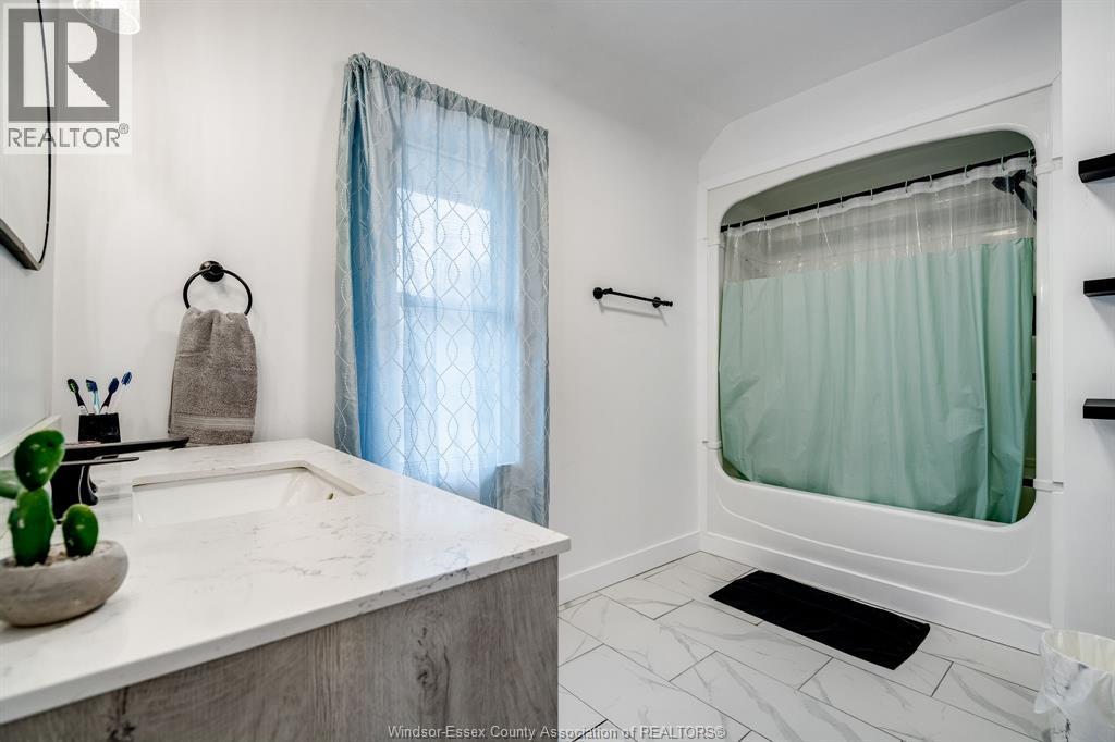 20 Churchill Ave, Leamington, ON - Indoor Photo Showing Bathroom