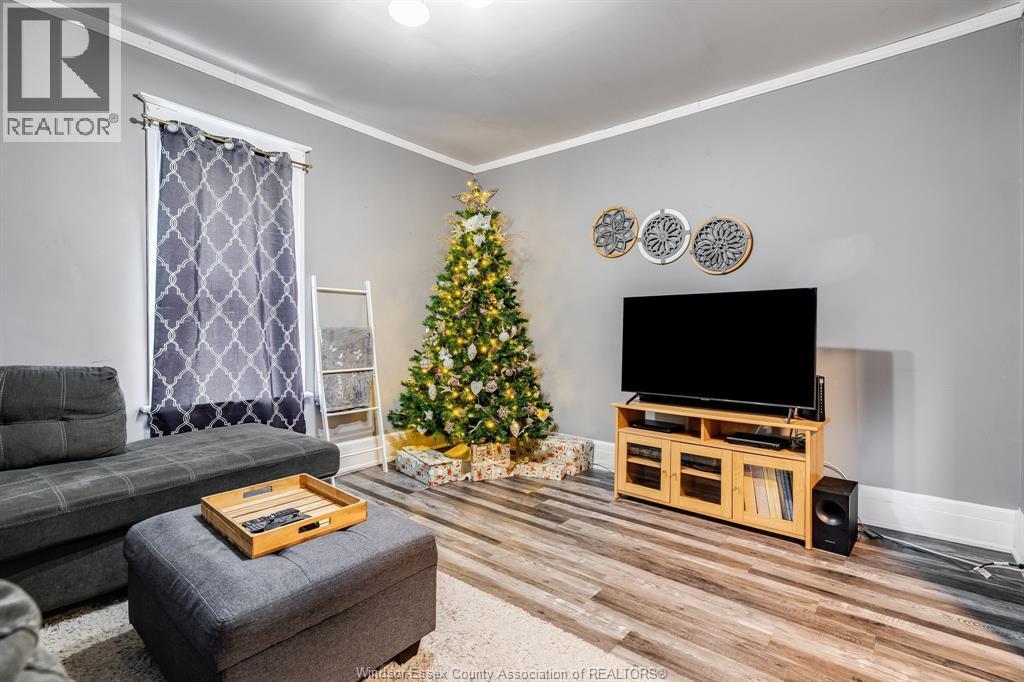 20 Churchill Ave, Leamington, ON - Indoor Photo Showing Living Room