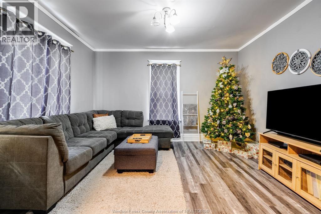 20 Churchill Ave, Leamington, ON - Indoor Photo Showing Living Room