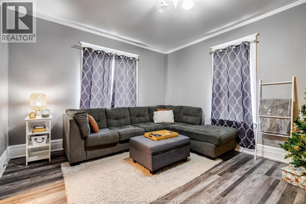 20 Churchill Ave, Leamington, ON - Indoor Photo Showing Living Room