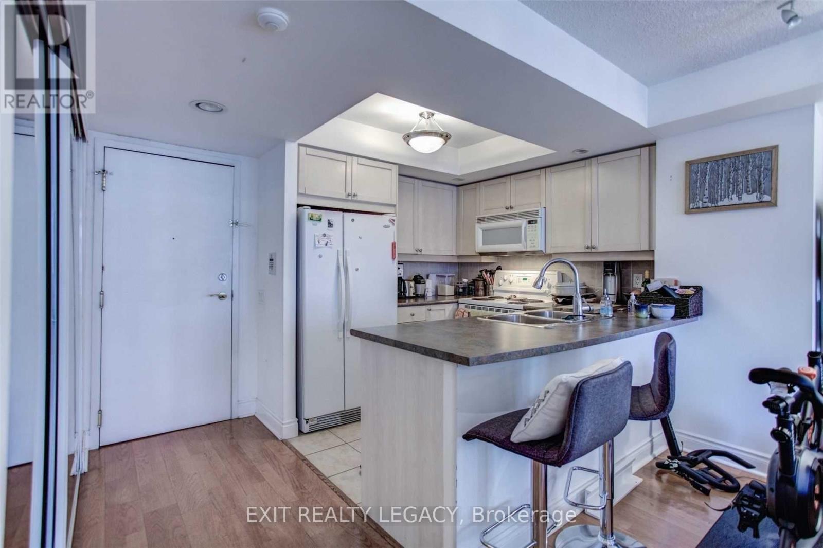 1617 - 15 Northtown Way, Toronto, ON - Indoor Photo Showing Kitchen With Double Sink