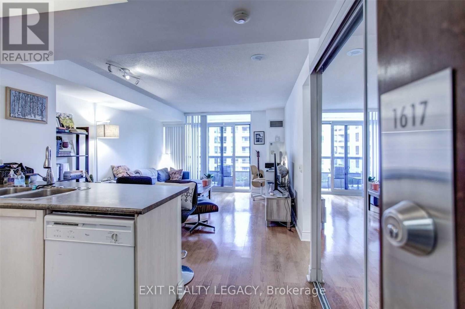 1617 - 15 Northtown Way, Toronto, ON - Indoor Photo Showing Kitchen With Double Sink