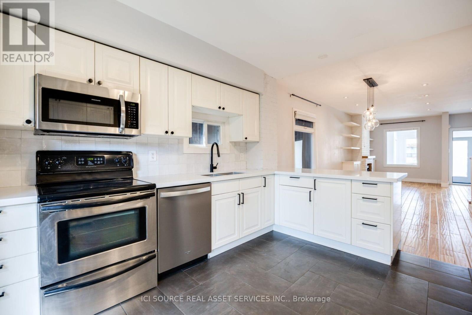 Main - 24 Pape Avenue, Toronto, ON - Indoor Photo Showing Kitchen With Upgraded Kitchen
