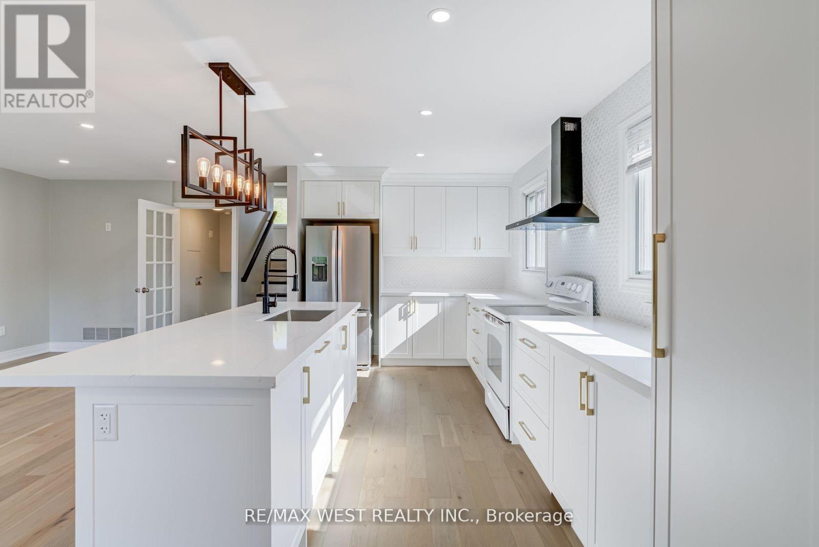 101 Tall Grass Trail, Vaughan, ON - Indoor Photo Showing Kitchen With Upgraded Kitchen