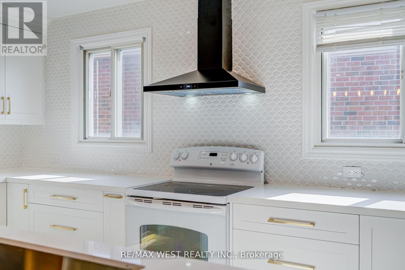 101 Tall Grass Trail, Vaughan, ON - Indoor Photo Showing Kitchen