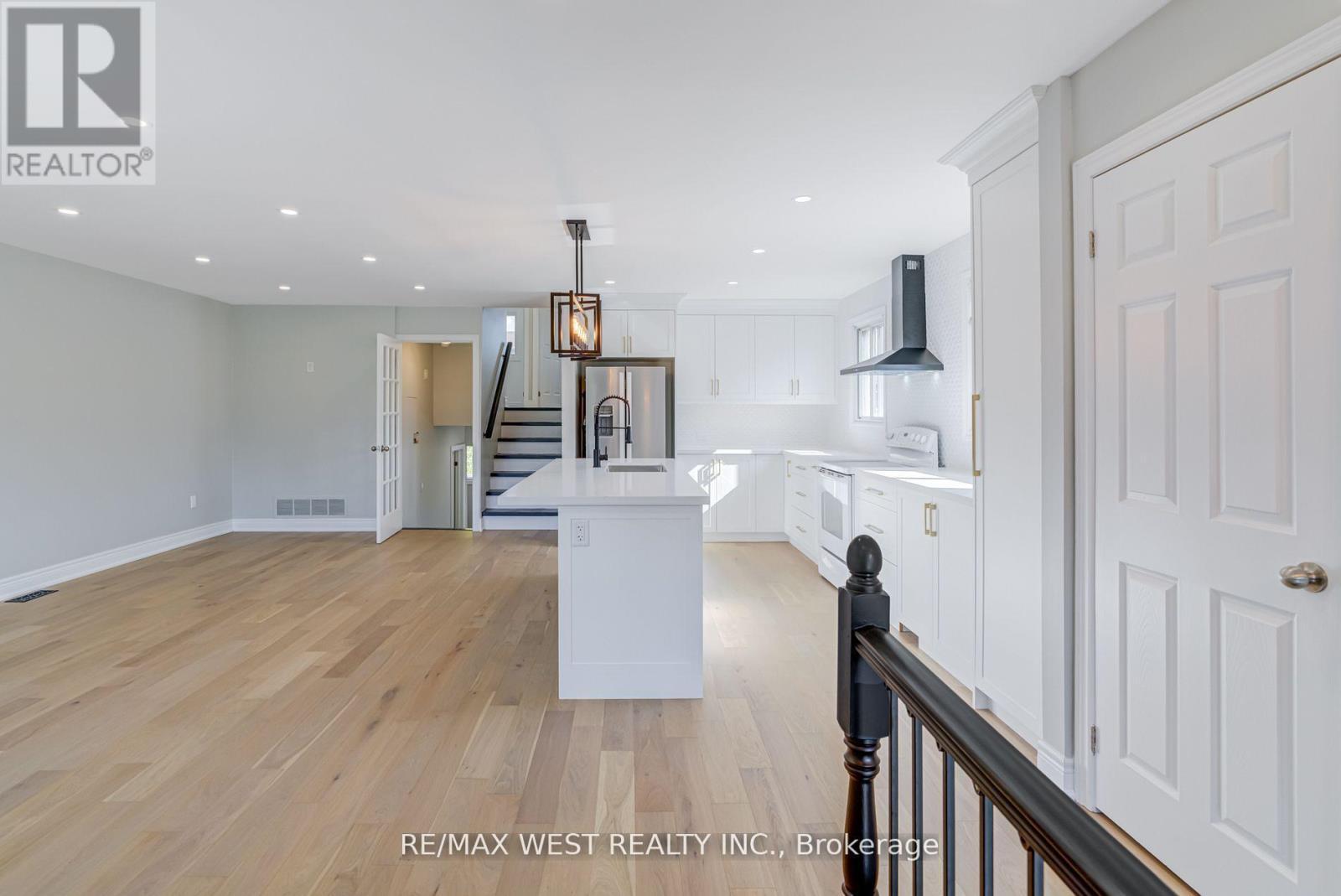 101 Tall Grass Trail, Vaughan, ON - Indoor Photo Showing Kitchen With Upgraded Kitchen