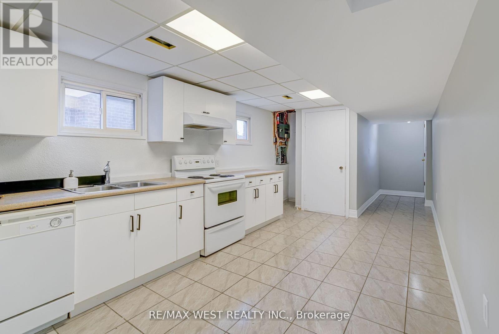 101 Tall Grass Trail, Vaughan, ON - Indoor Photo Showing Kitchen With Double Sink