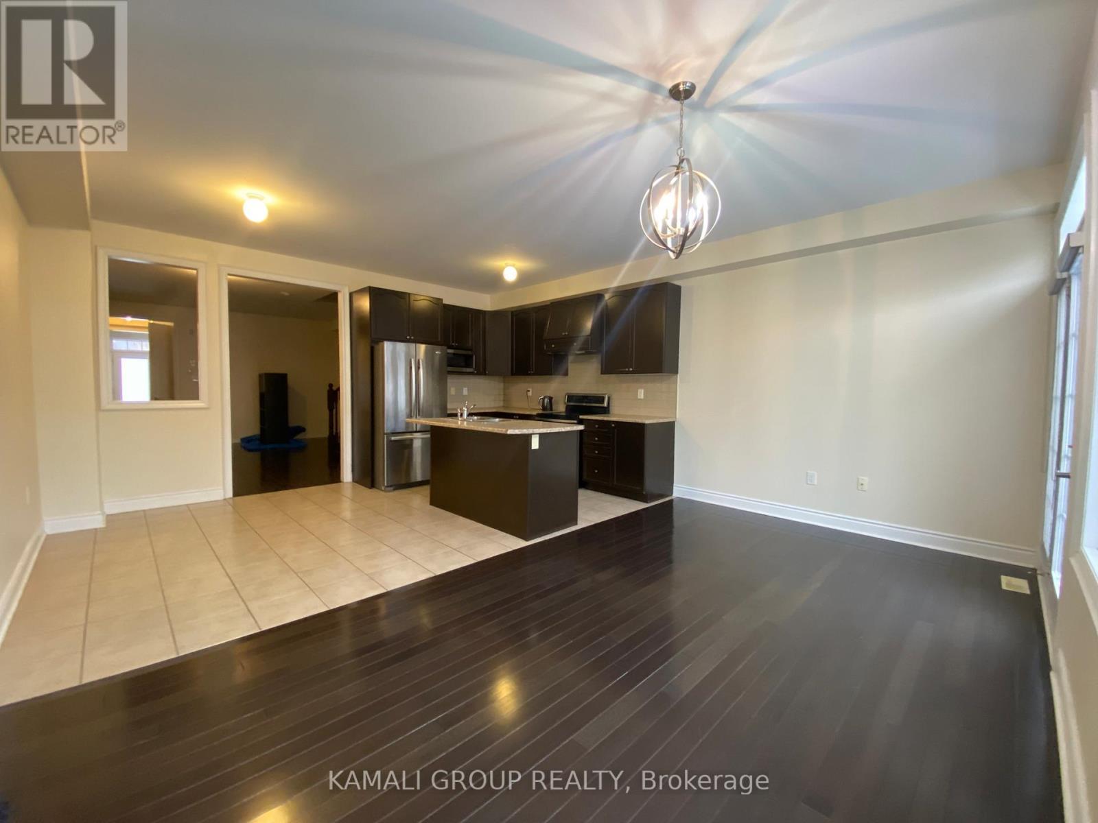 135 Lindbergh Drive, Vaughan, ON - Indoor Photo Showing Kitchen