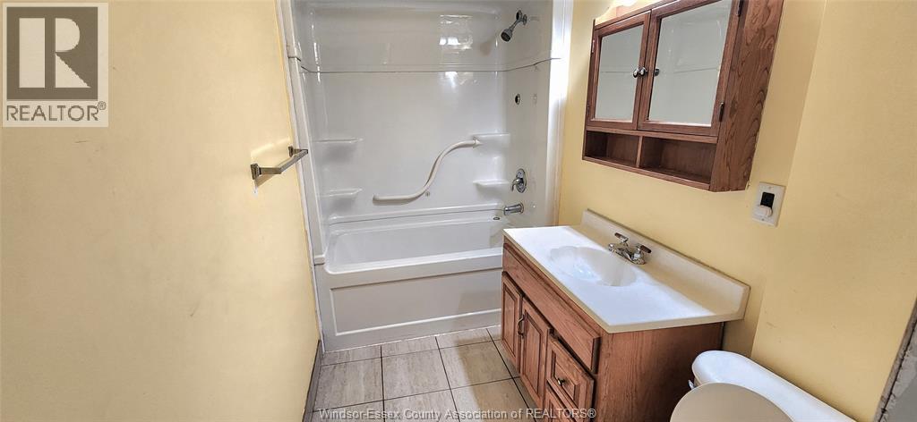 441 Ellis Street West, Windsor, ON - Indoor Photo Showing Bathroom