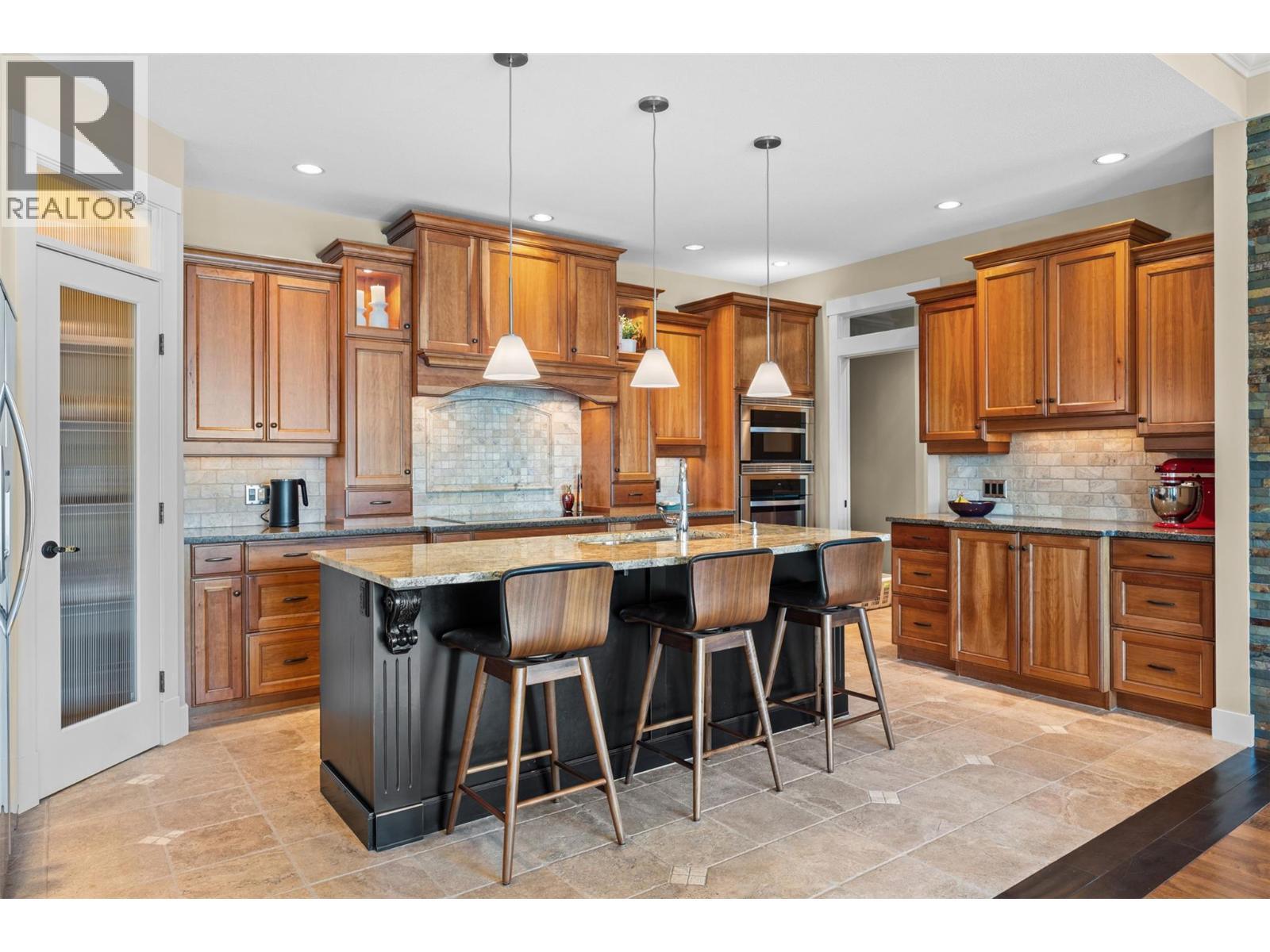 6482 Renfrew Court, Peachland, BC - Indoor Photo Showing Kitchen With Upgraded Kitchen