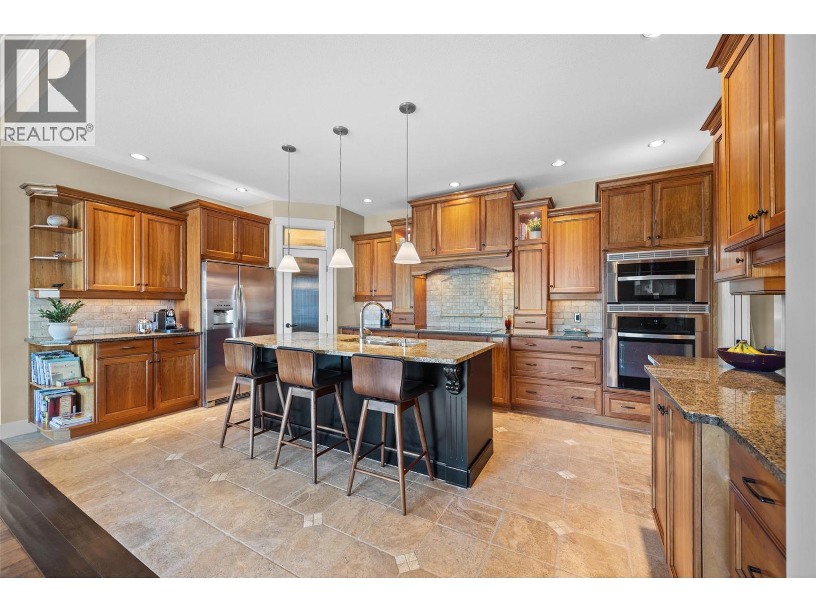 6482 Renfrew Court, Peachland, BC - Indoor Photo Showing Kitchen With Upgraded Kitchen
