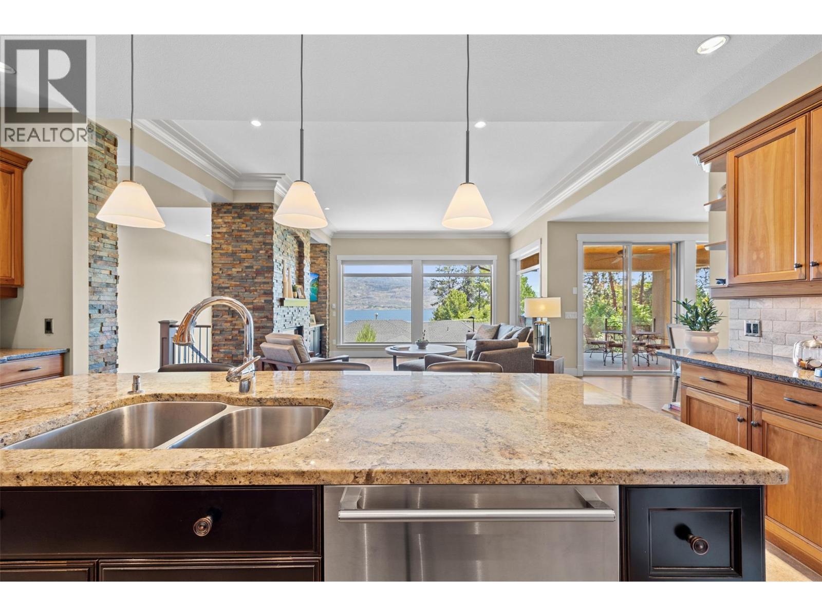 6482 Renfrew Court, Peachland, BC - Indoor Photo Showing Kitchen With Double Sink With Upgraded Kitchen