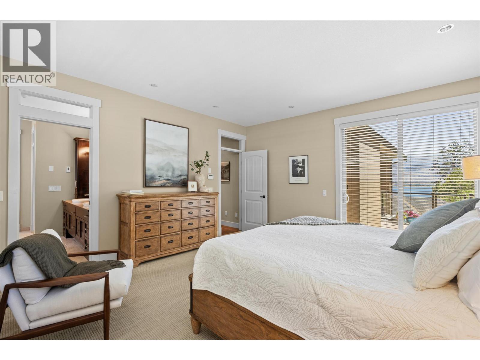 6482 Renfrew Court, Peachland, BC - Indoor Photo Showing Bedroom