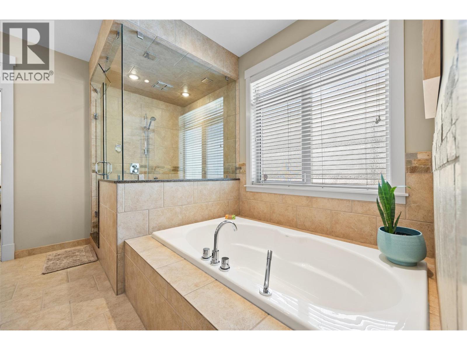 6482 Renfrew Court, Peachland, BC - Indoor Photo Showing Bathroom