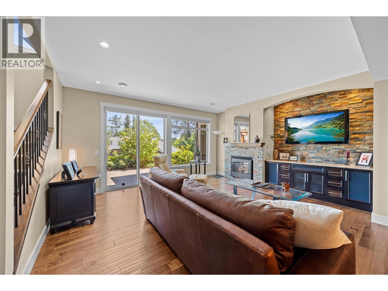 6482 Renfrew Court, Peachland, BC - Indoor Photo Showing Living Room With Fireplace