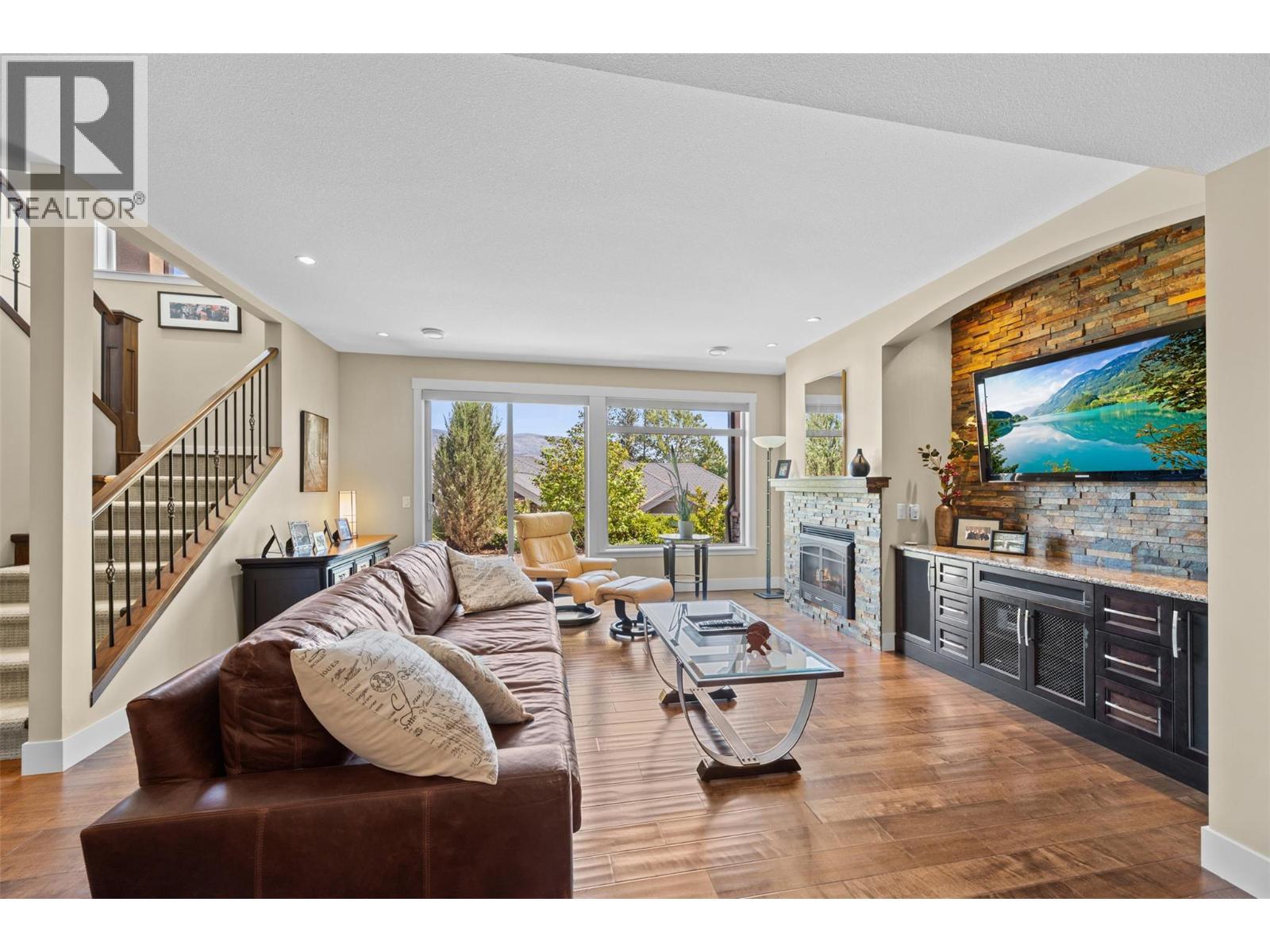 6482 Renfrew Court, Peachland, BC - Indoor Photo Showing Living Room With Fireplace