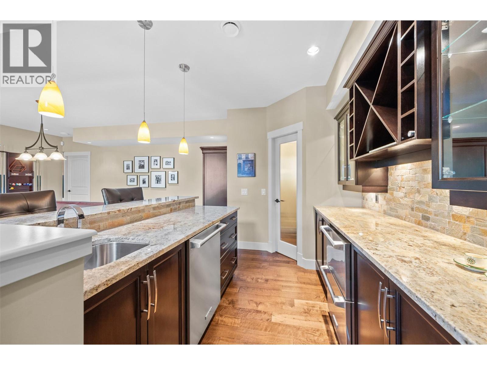 6482 Renfrew Court, Peachland, BC - Indoor Photo Showing Kitchen With Upgraded Kitchen