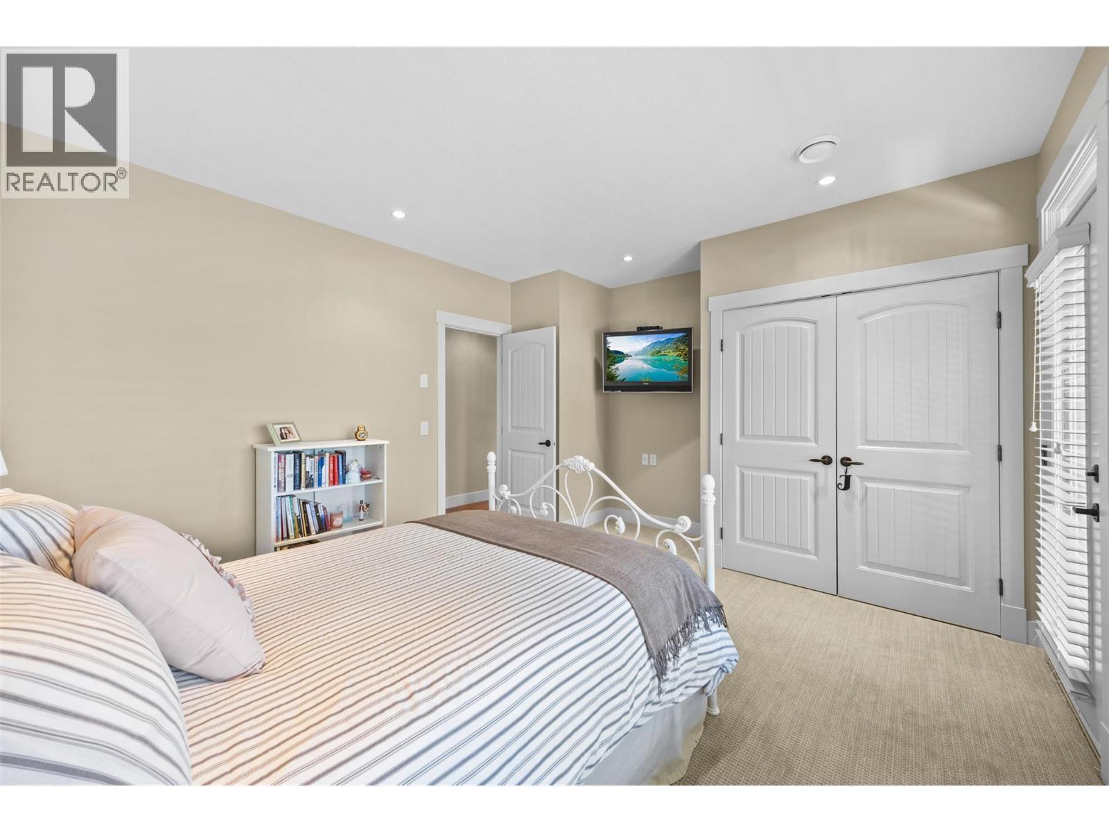 6482 Renfrew Court, Peachland, BC - Indoor Photo Showing Bedroom