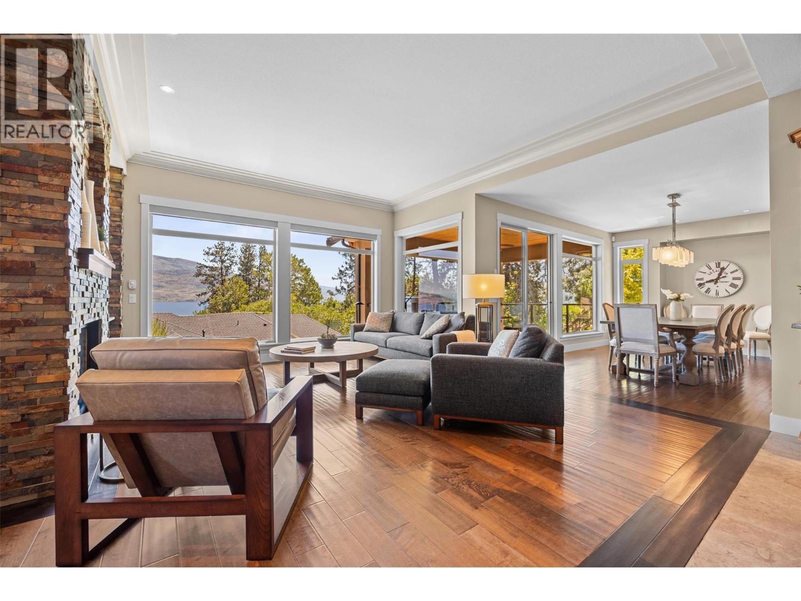 6482 Renfrew Court, Peachland, BC - Indoor Photo Showing Living Room