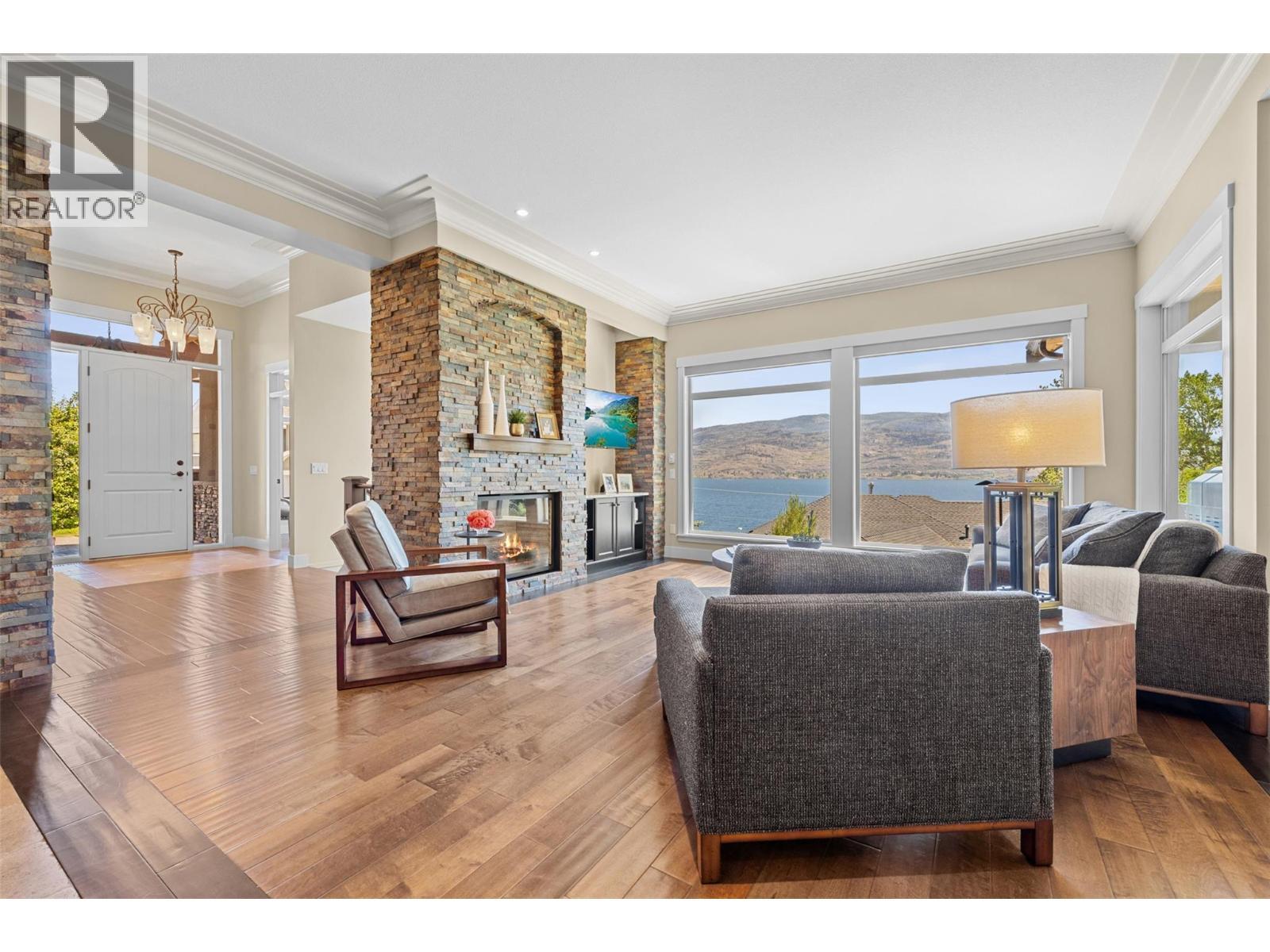 6482 Renfrew Court, Peachland, BC - Indoor Photo Showing Living Room With Fireplace