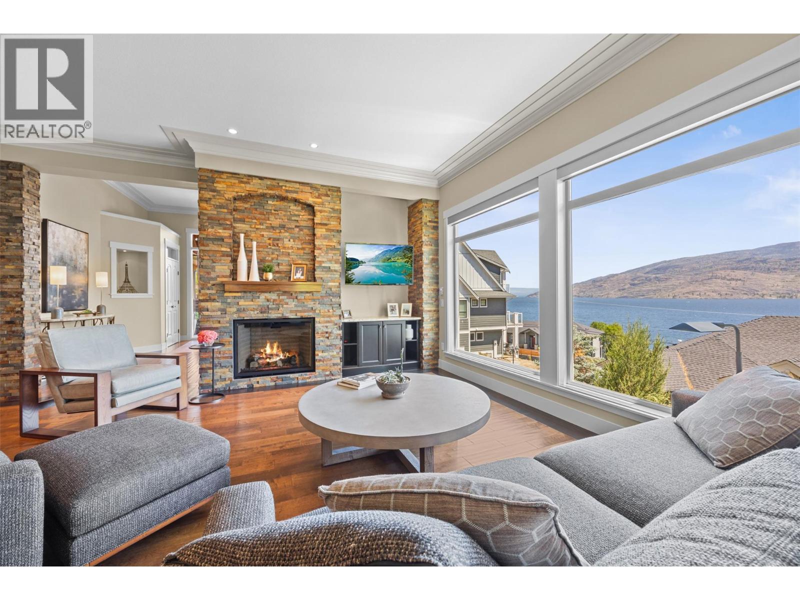 6482 Renfrew Court, Peachland, BC - Indoor Photo Showing Living Room With Fireplace
