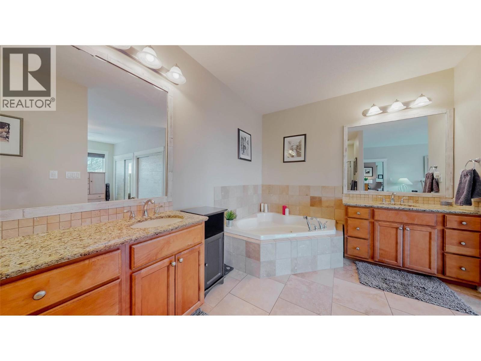 1370 Bullmoose Way, Osoyoos, BC - Indoor Photo Showing Bathroom