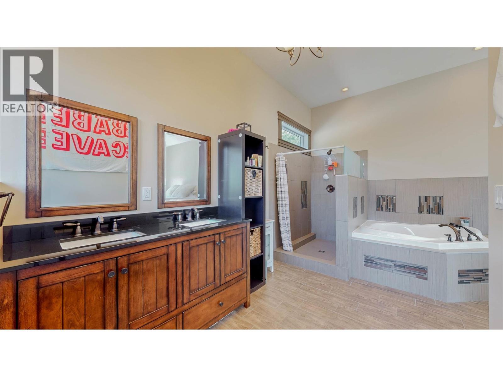 1370 Bullmoose Way, Osoyoos, BC - Indoor Photo Showing Bathroom