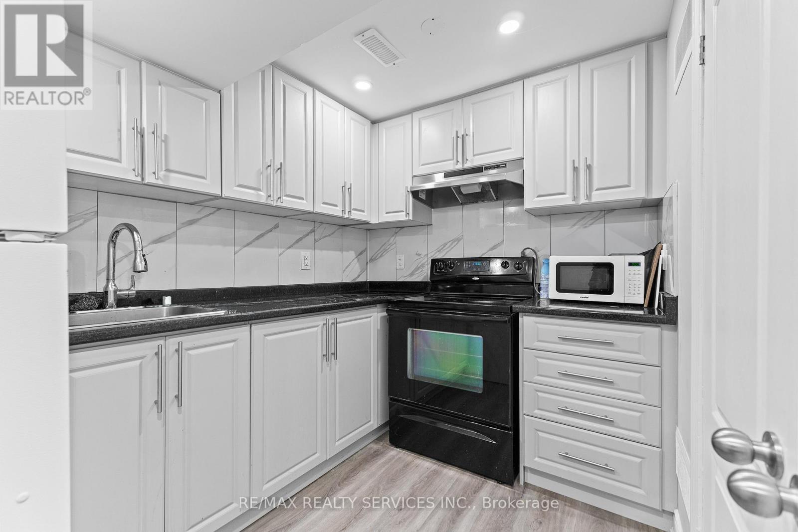 120 Bushmill Circle, Brampton, ON - Indoor Photo Showing Kitchen